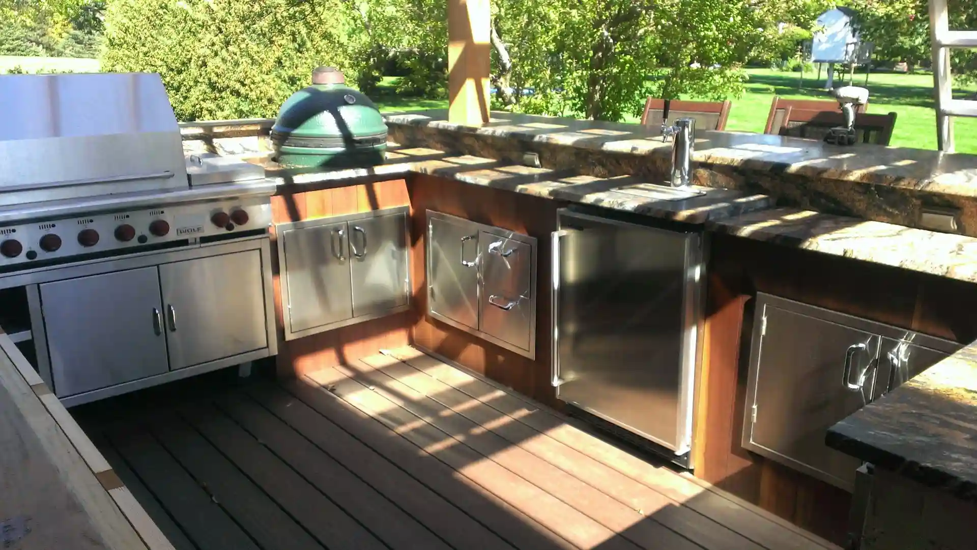 Close-up shot of a designed outdoor kitchen from the left angle, showcasing its features.
